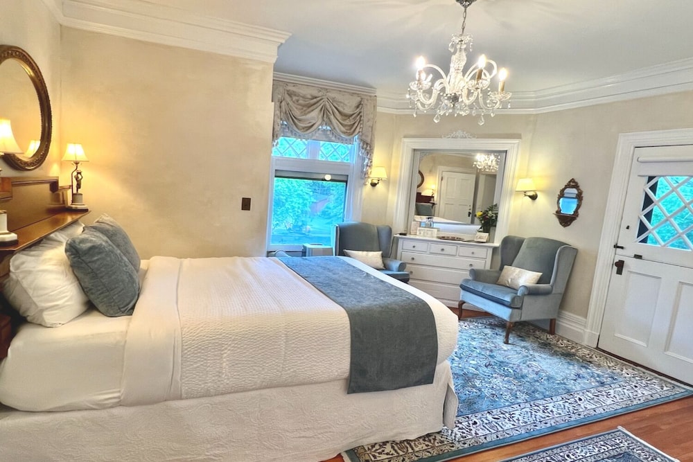 Premium Suite, 1 Queen Bed, Balcony, Garden View photo 1