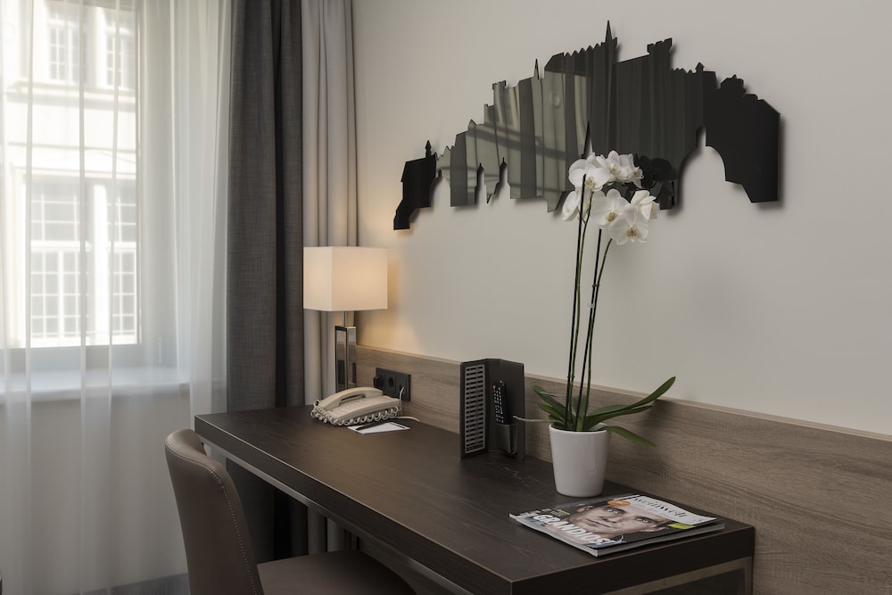 Club Room (Club Lounge Access)