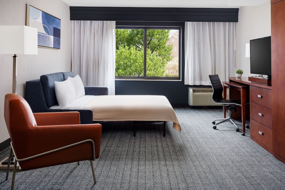 Executive Suite, 1 Bedroom - Photo 1