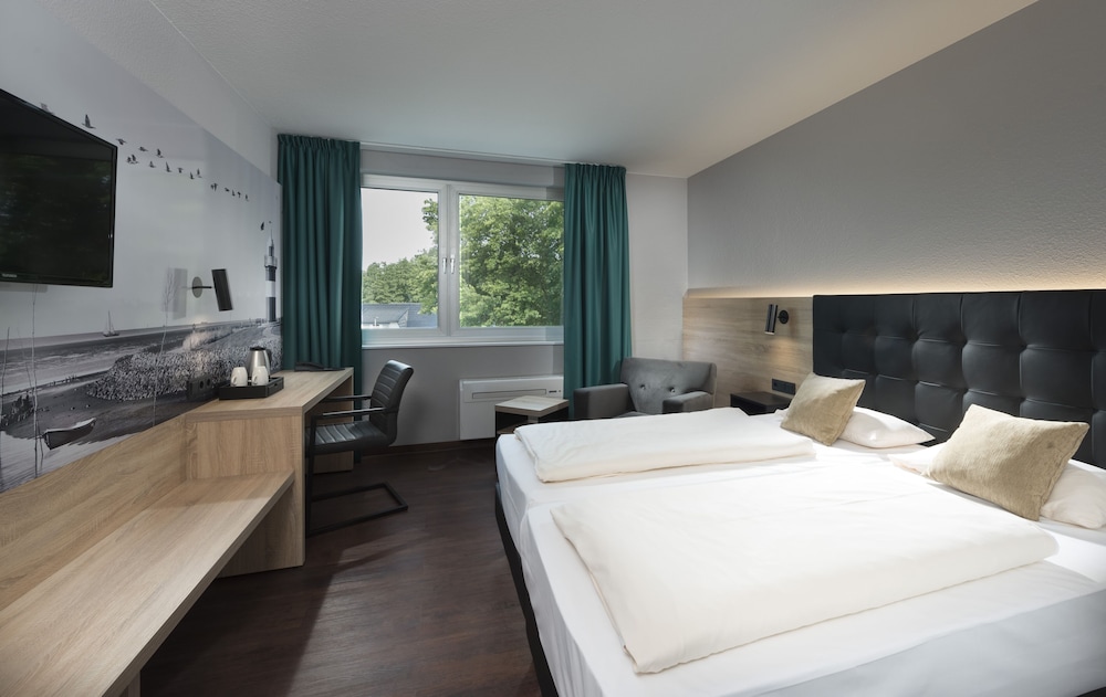 Standard Room, 1 Queen Bed - Photo 3