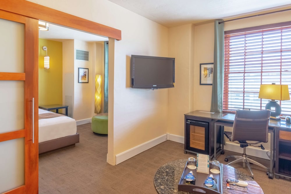 Suite, 1 Bedroom - Photo 1