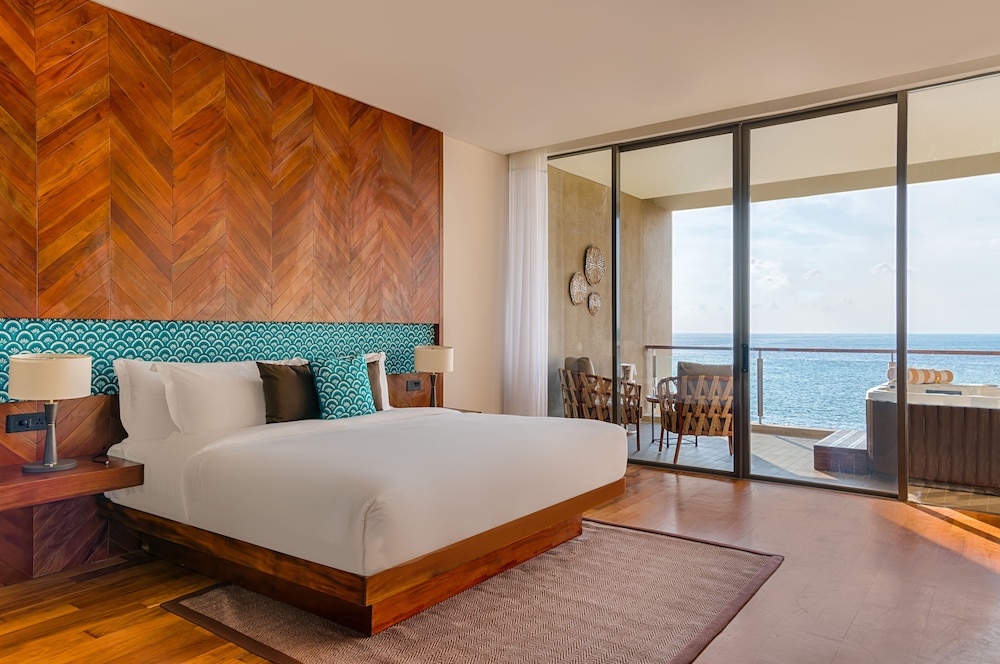 Junior Suite, 1 King Bed, Jetted Tub, Ocean View photo 3