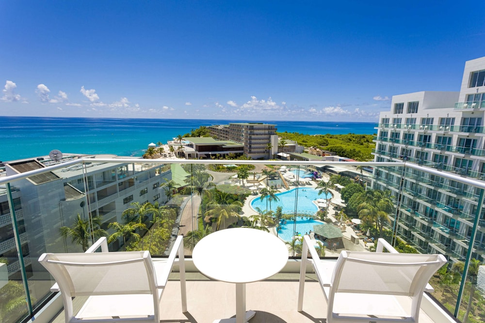 Deluxe Room, 1 King Bed, Pool View (Signature Ocean View King) - Photo 3