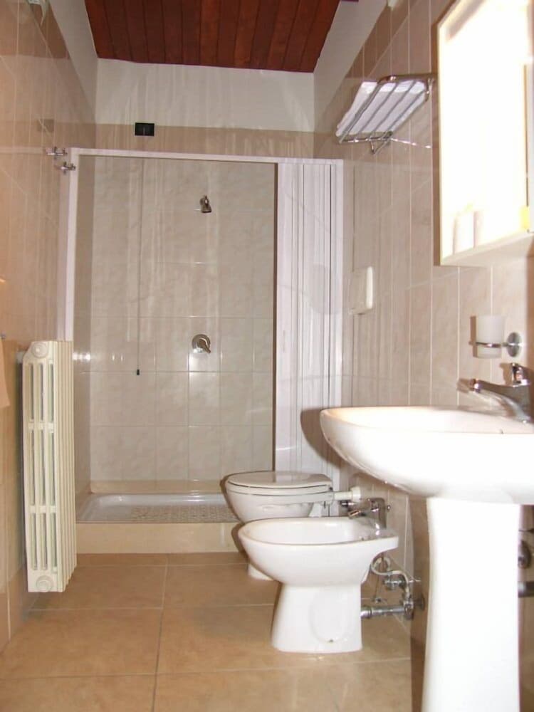 Standard Double Room Single Use, 1 Queen Bed photo 3