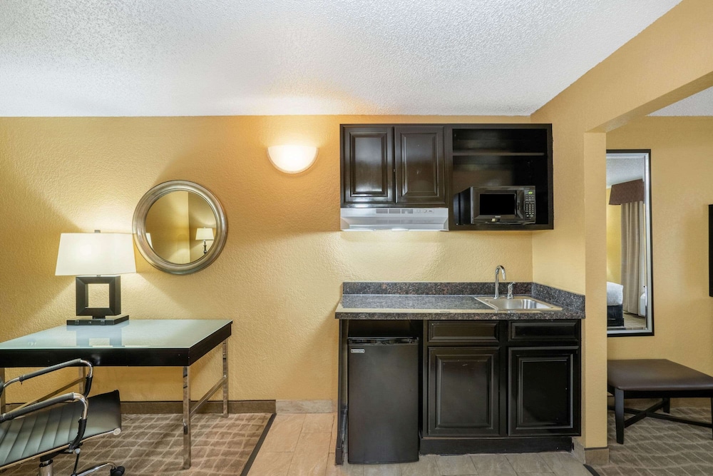 Suite, 1 King Bed, Non Smoking, Jetted Tub - Photo 3