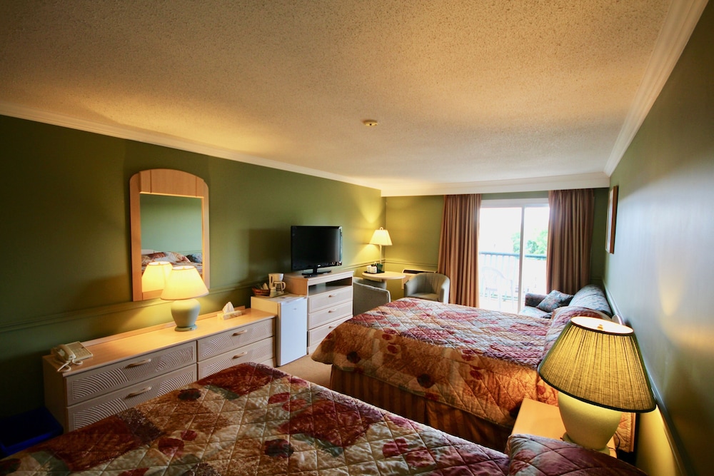 Deluxe Room, Multiple Beds (Non-Riverview) photo 2