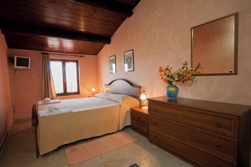 Economy Room, 1 Double Bed, Non Smoking, Courtyard Area photo 1