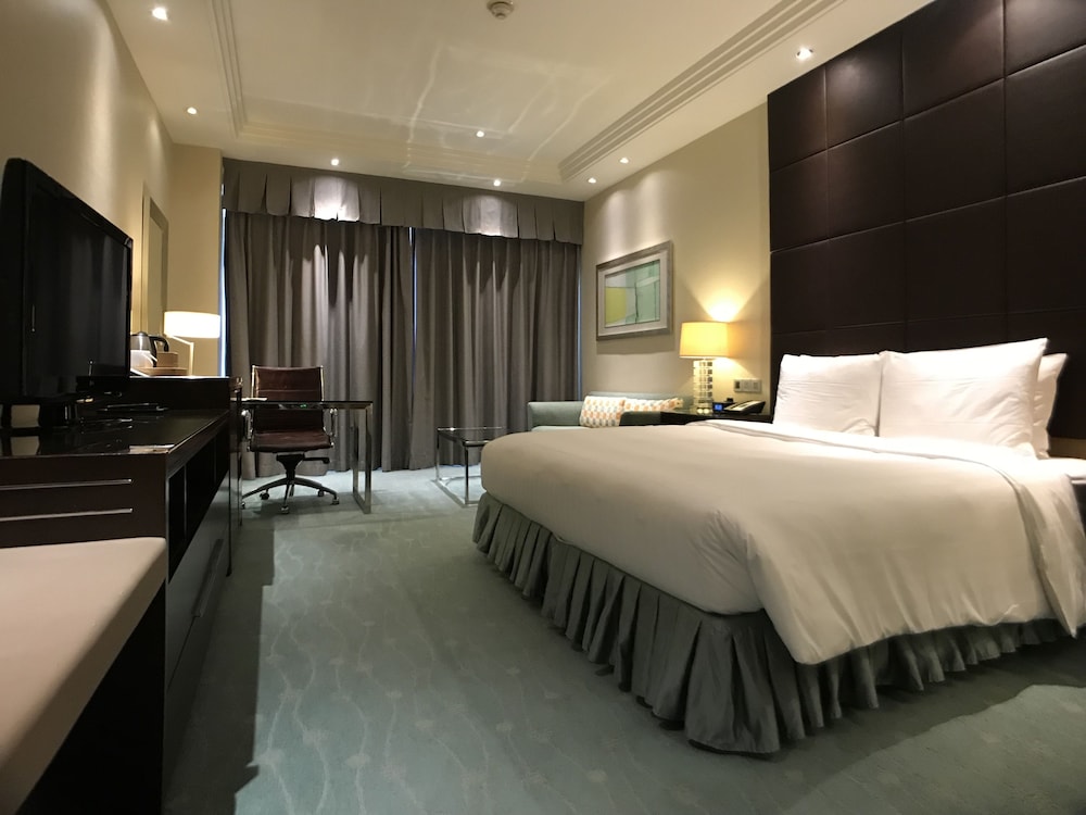 Executive Room, 1 King Bed - Photo 2