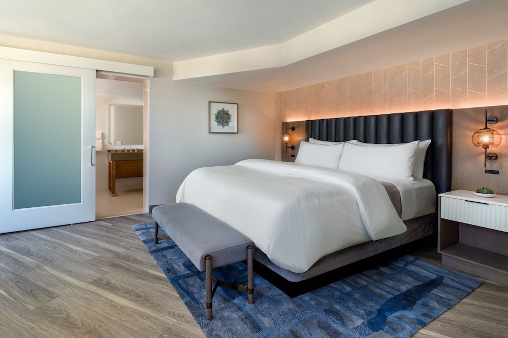 Luxury Suite, 1 King Bed with Sofa bed, Bay View - Photo 2