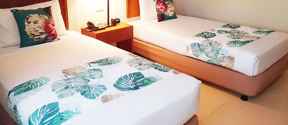 Deluxe Room with Bathtub (2 Adults Max) - Photo 3