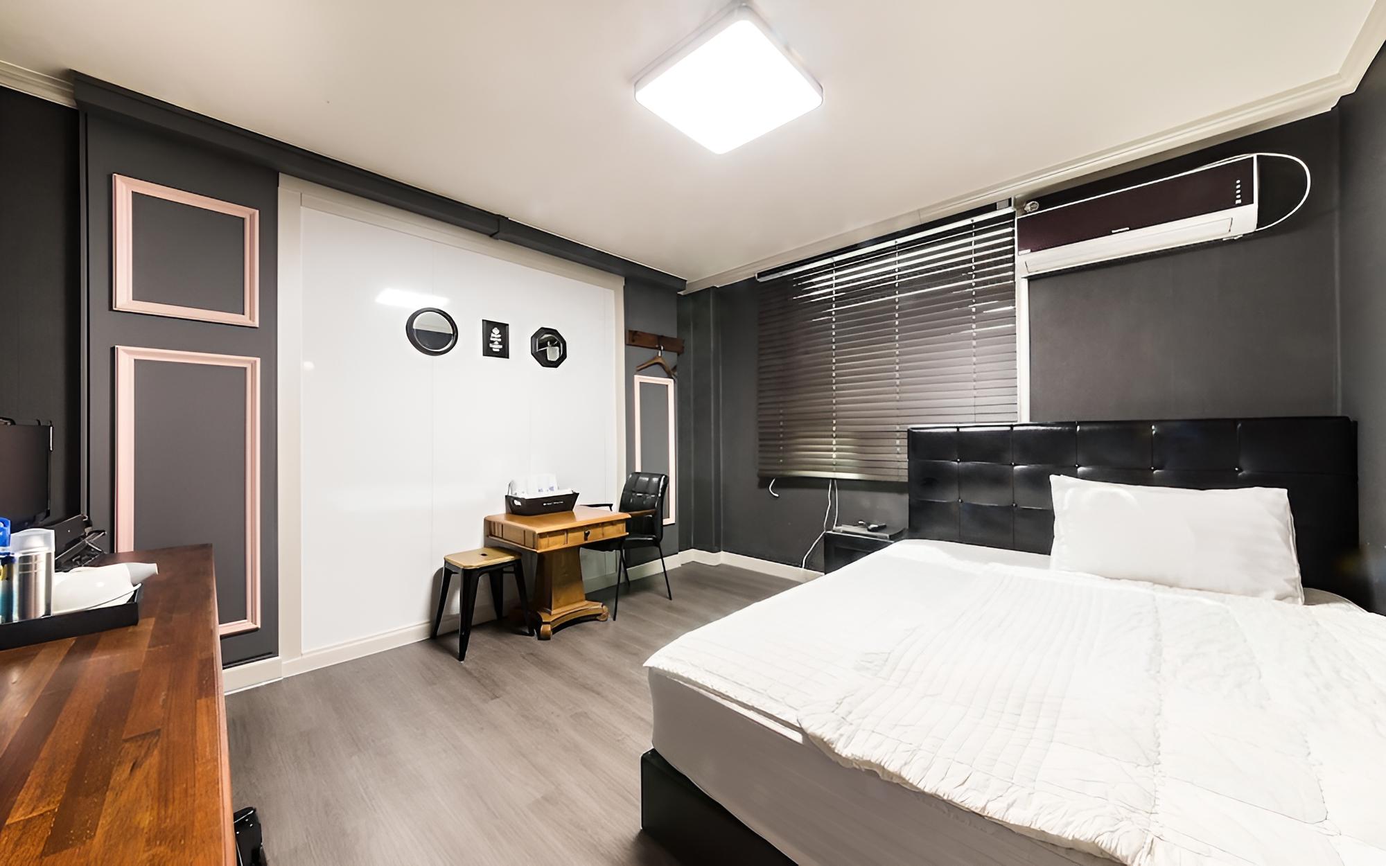 Room (Standard Room) - Photo 12
