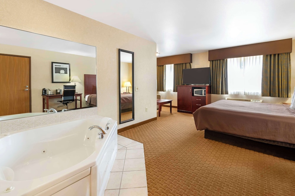 Junior Suite, 1 King Bed, Non Smoking, Refrigerator & Microwave (with Sofabed)