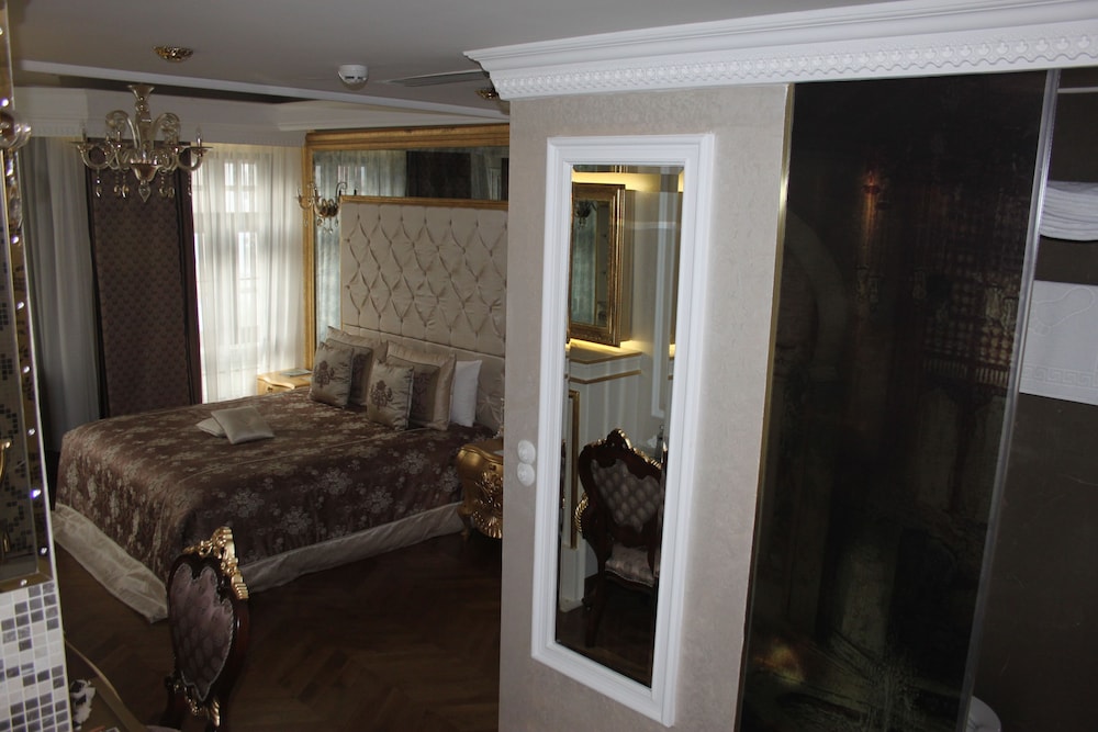 Deluxe Room - Partial Sea View photo 2