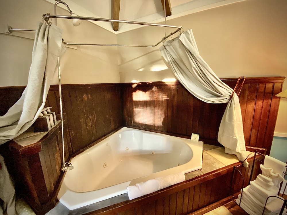 Honeymoon Suite, Jetted Tub (The Carriage House) photo 3