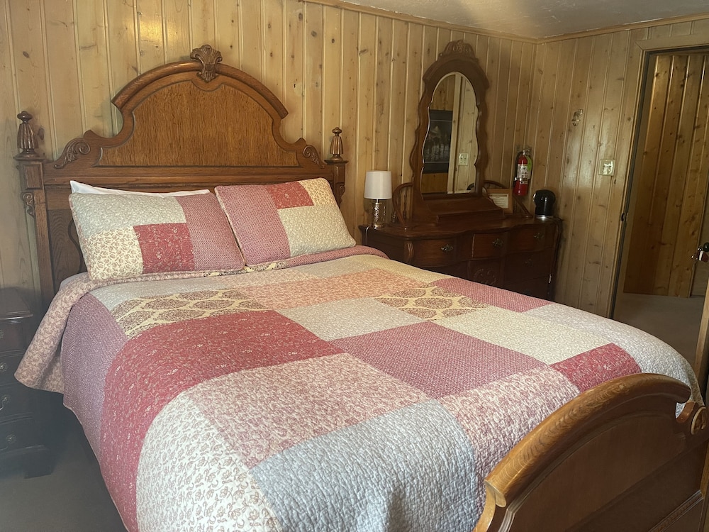 Deluxe Room, 1 King Bed photo 2