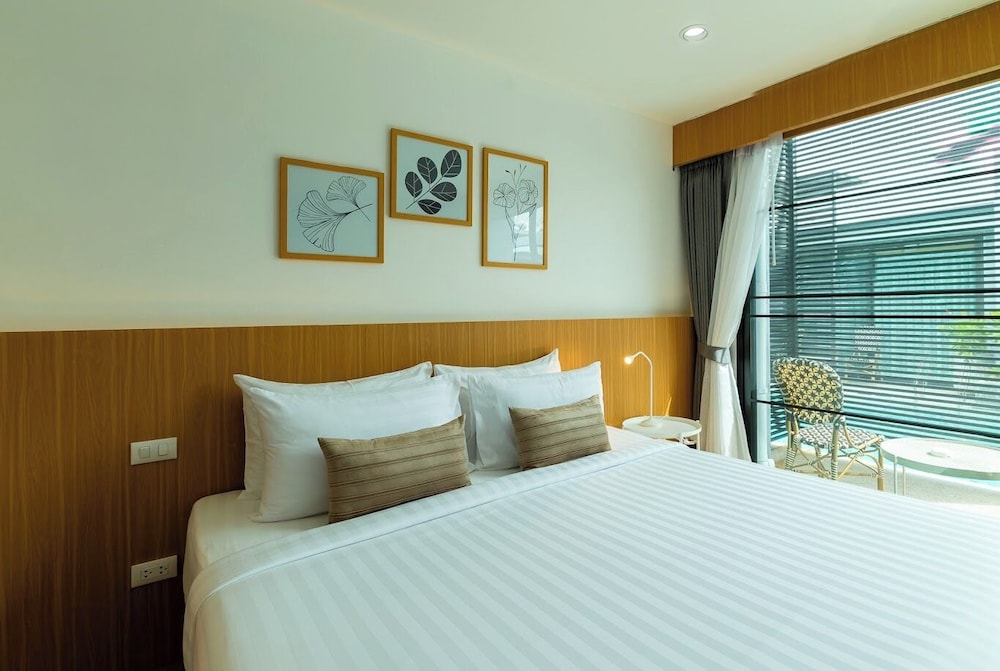 Premier Deluxe Pool Access - Photo 6