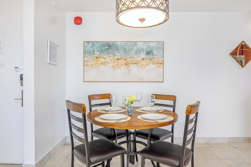 High Floor Ocean View Condo (King Bed and Parking): Condo, 1 Bedroom, Ocean View (0123) photo