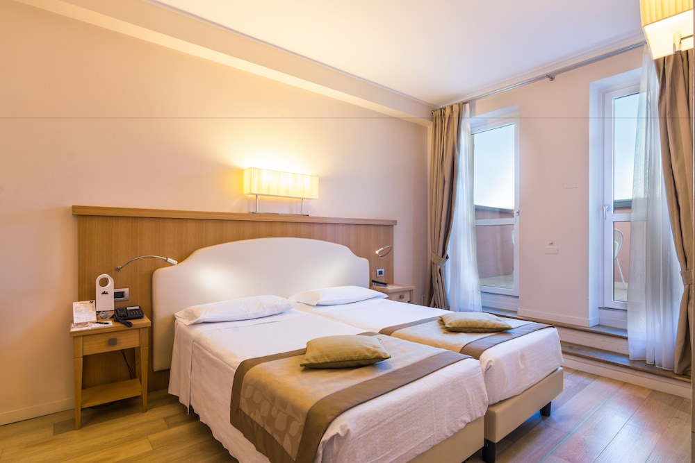 Deluxe Double Room, Balcony - Photo 2