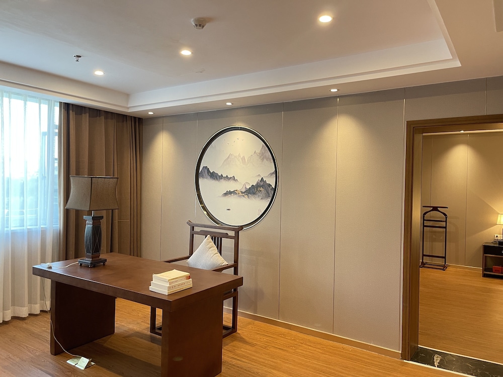 Executive Suite - Photo 3