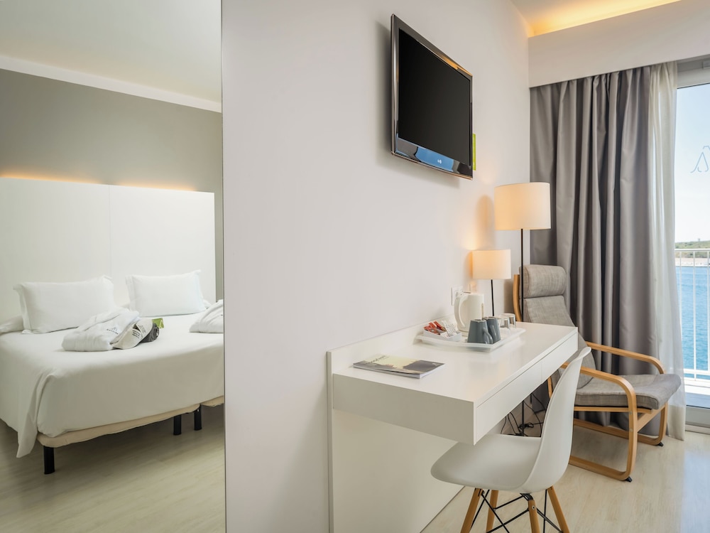 Premium Double Room Single Use, Sea View (& Pool view) - Photo 7