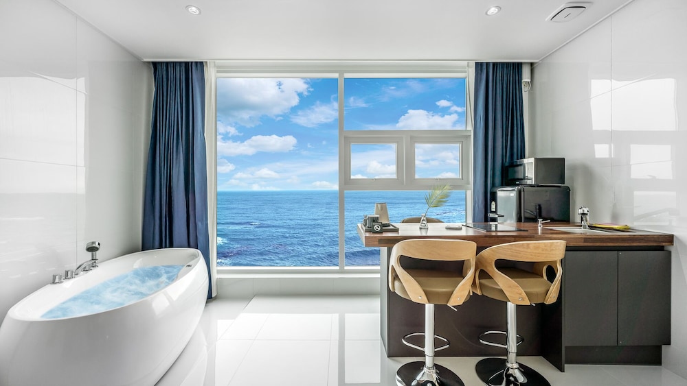 B. Deluxe Spa Room (Randomly Assigned) - Photo 2