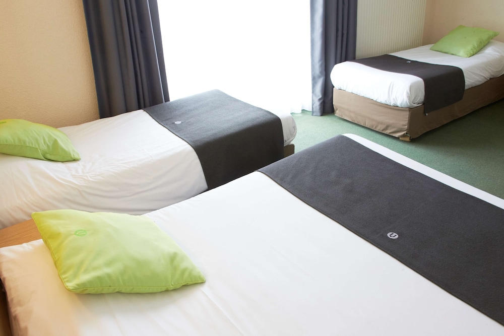 Standard Room, 3 Twin Beds - Photo 6