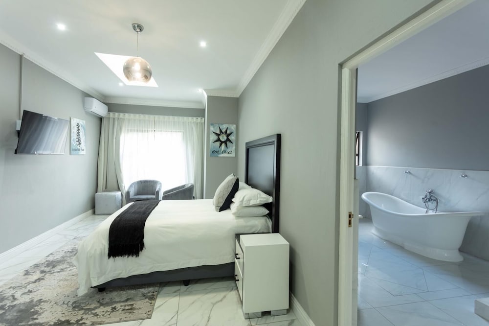 Premium Room, 1 Queen Bed, Balcony, Garden View