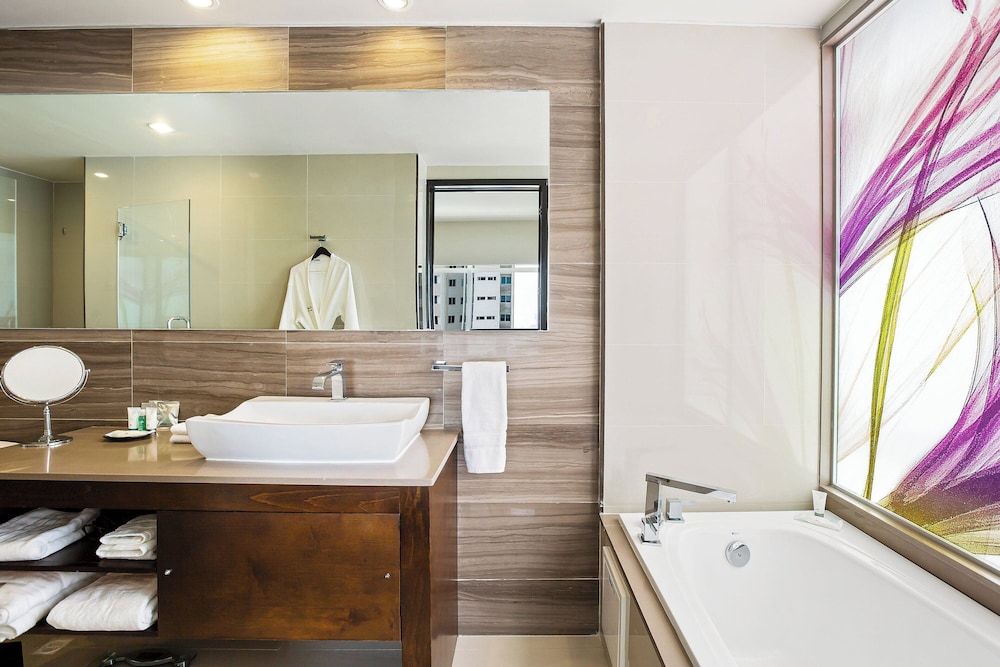 Business Suite, 1 King Bed photo 2