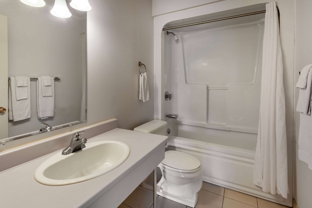Room, 2 Queen Beds, Non Smoking (Drive-Up, Pet Friendly) - Photo 2