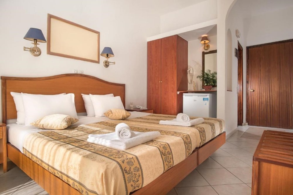 Double Room, 1 Double or 2 Twin Beds, Partial Sea View photo 3