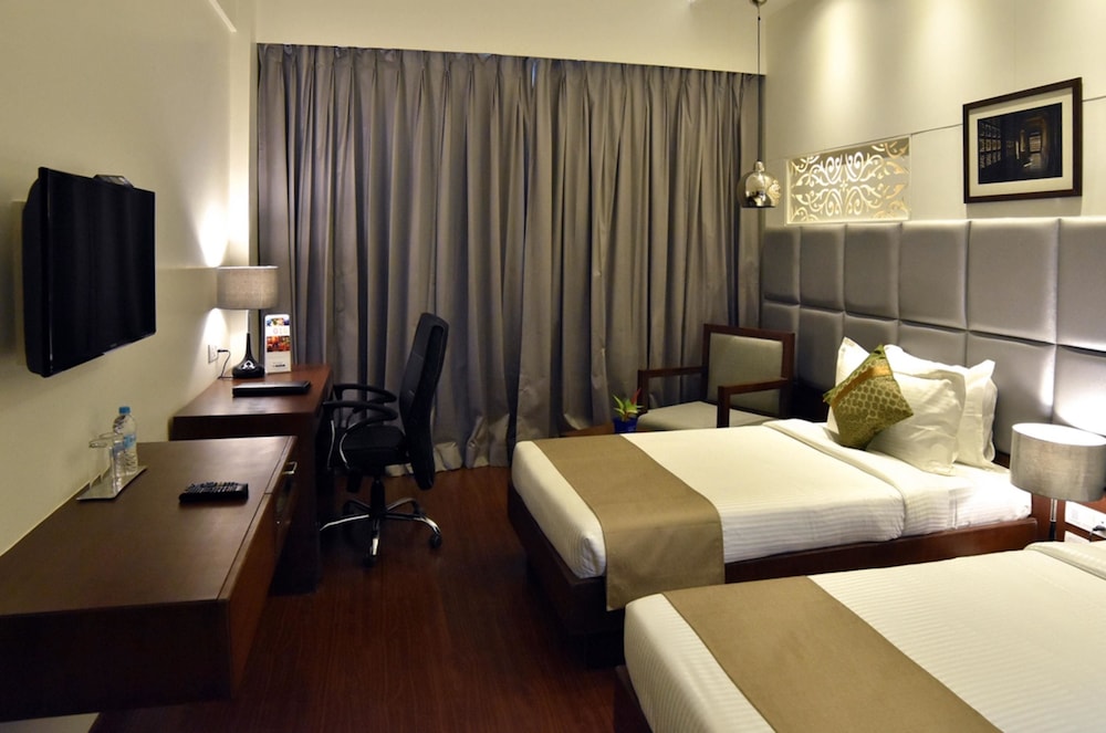 Suite, 1 King Bed, Non Smoking photo 2