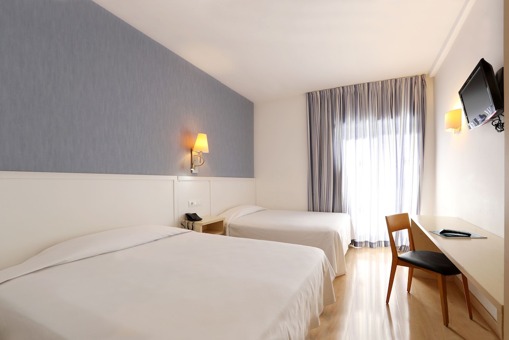 Classic Room (2 Adults + 1 Child) - Photo 3