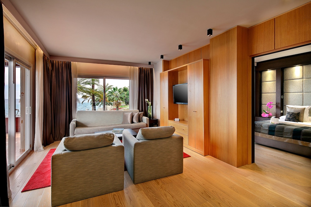 Presidential Suite with Sea View & SPA access - 1 adult - 3 child photo 2