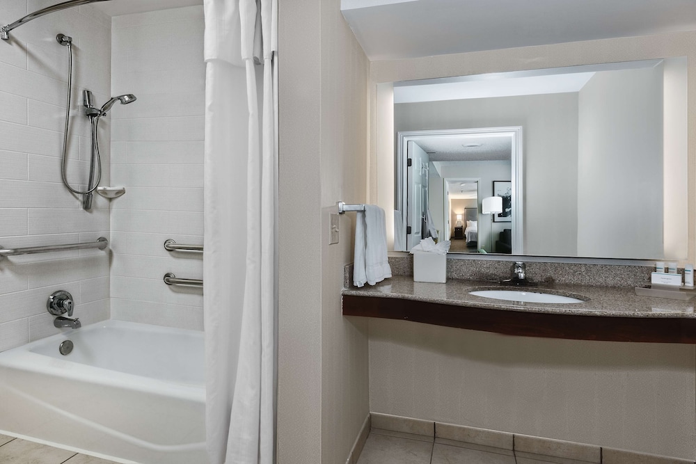 Suite, 1 King Bed, Accessible, Bathtub - Photo 5