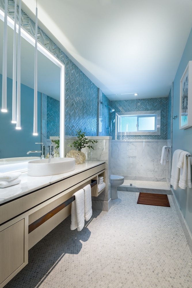 Oceanfront King Boardroom Suite