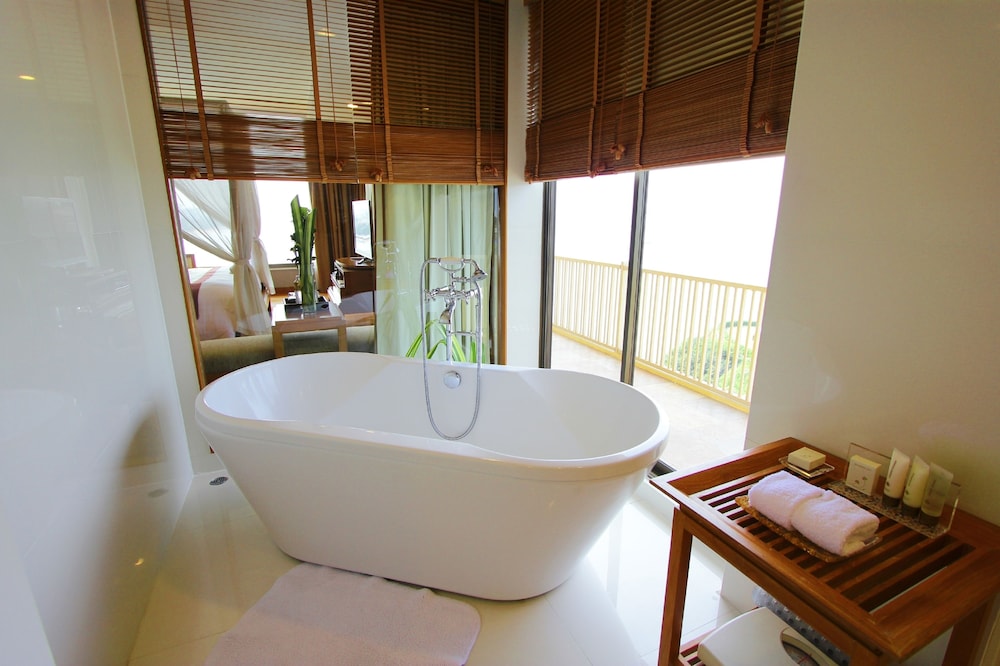 Two Bedroom Suite thumbnail 6