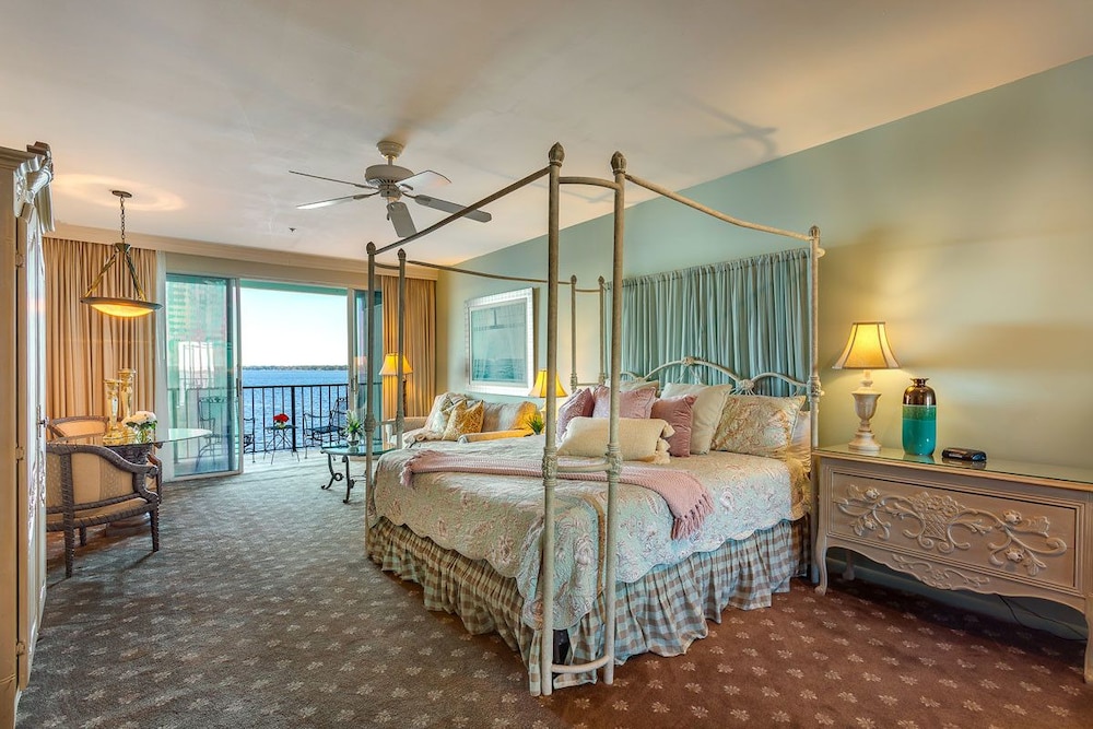 Room, 1 King Bed (River Suite 303)