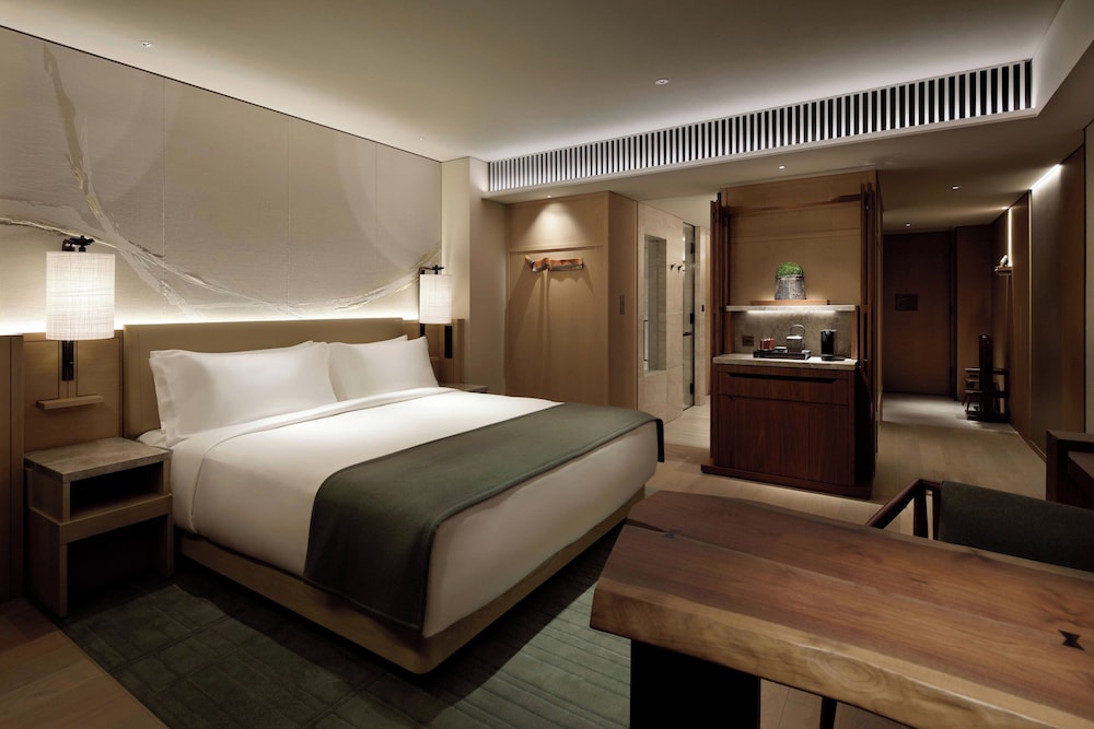 Deluxe Room, 1 King Bed, City View - Photo 1