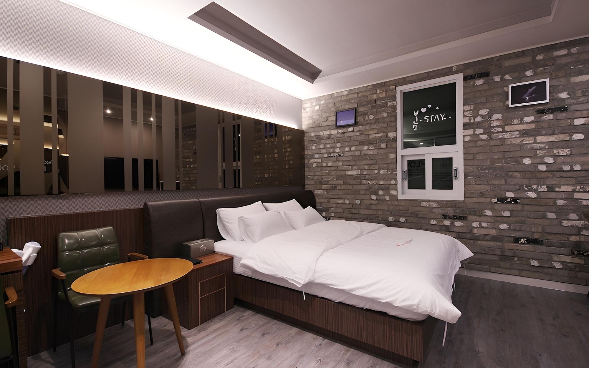 Room (Standard (1 vehicle per room)) - Photo 10