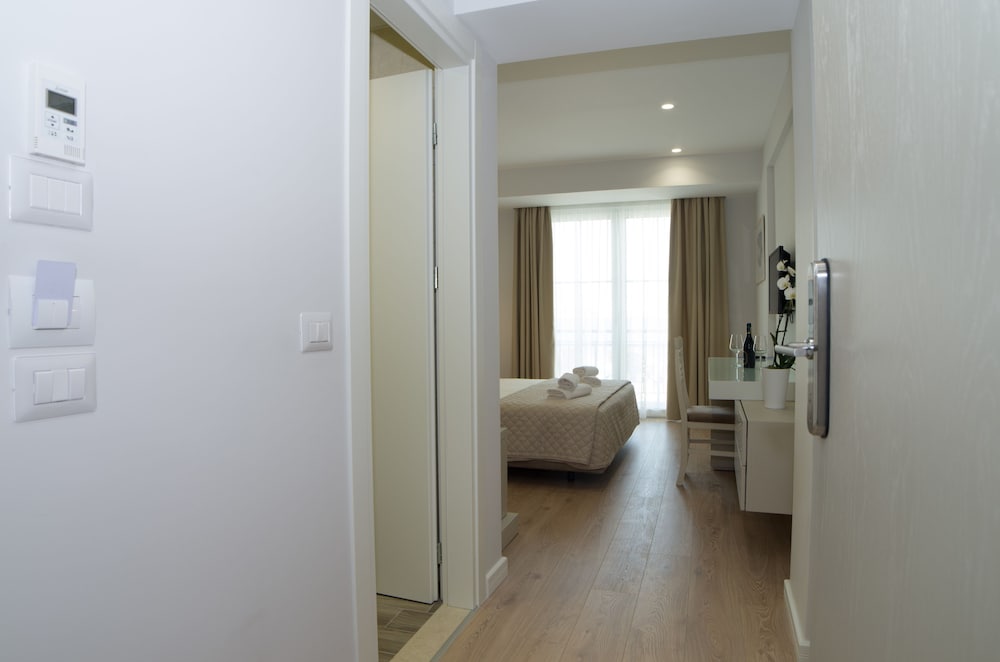 Deluxe Double Room, Balcony, Sea View photo 2