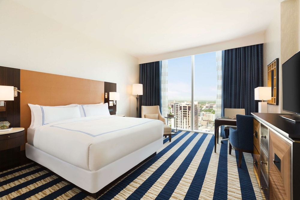 Fairmont Room, 1 King Bed thumbnail 6