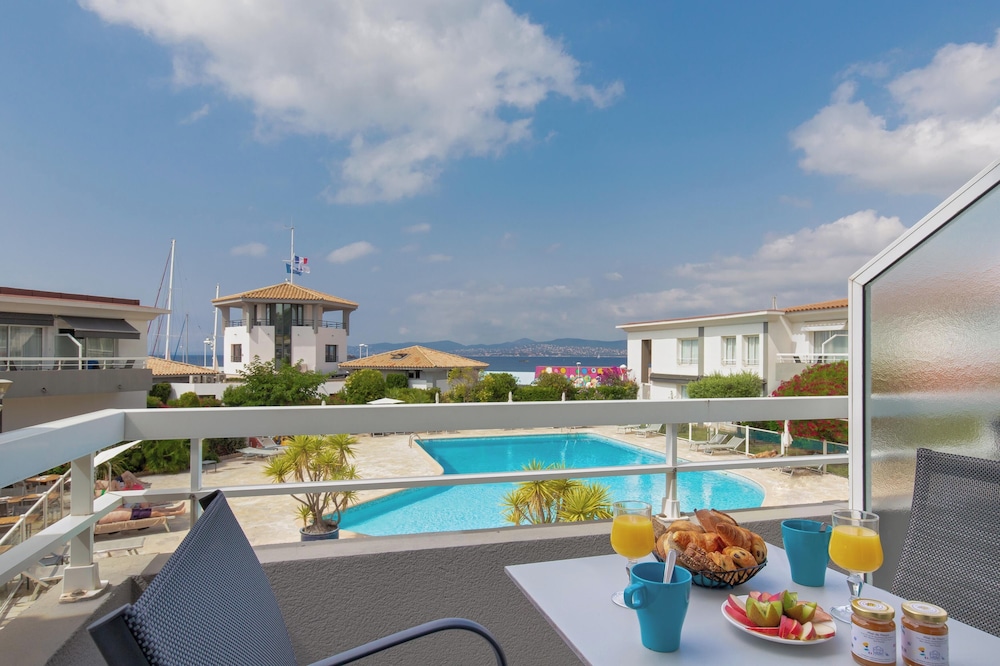 Superior Room, 1 Queen Bed, Sea View, Poolside - Photo 4