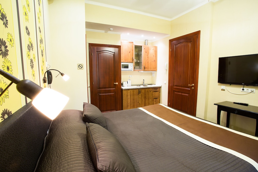 Family Room, 1 King Bed photo 3