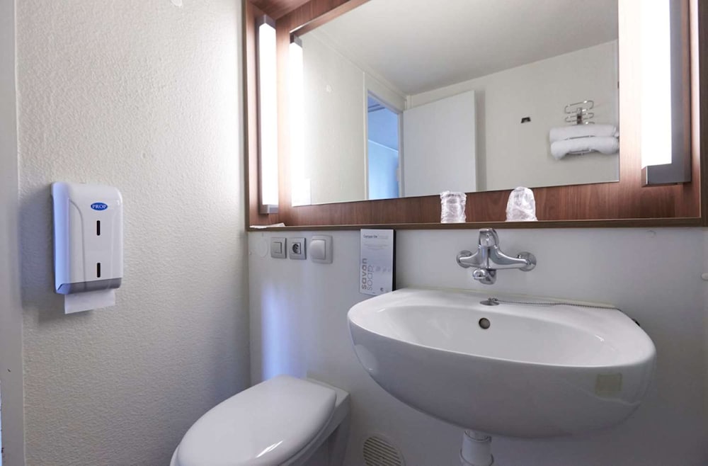 Standard Room, Multiple Beds - Photo 8