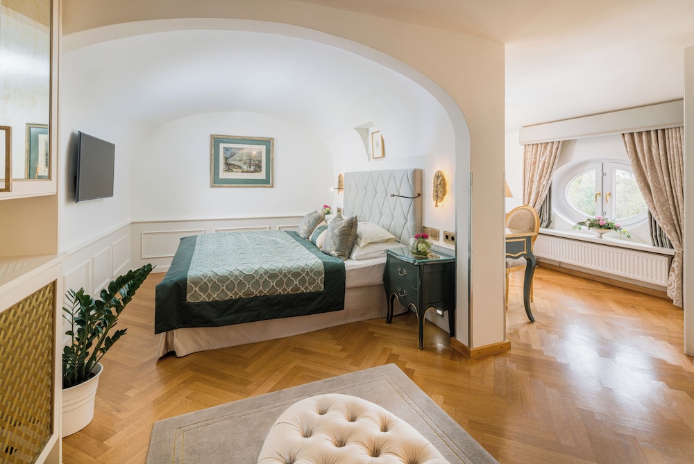 Romantic Double Room, 1 King Bed, Bathtub, City View photo 2