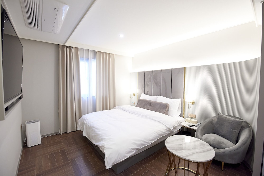 Premium Double Room - Photo 10