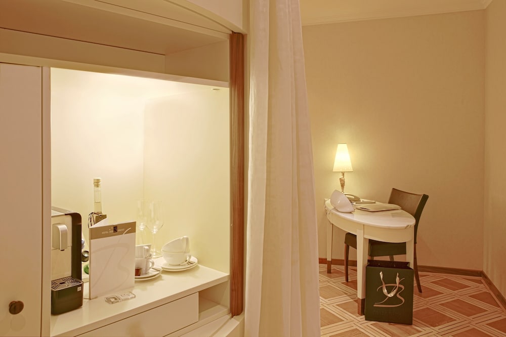 Romantic Suite, 1 King Bed, Balcony, River View - Photo 4