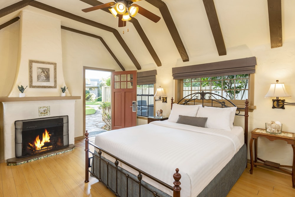 Suite, 1 Queen Bed (GARDEN COTTAGE) - Photo 2