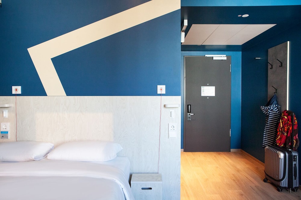 Standard Room, 1 Queen Bed, Accessible photo 3