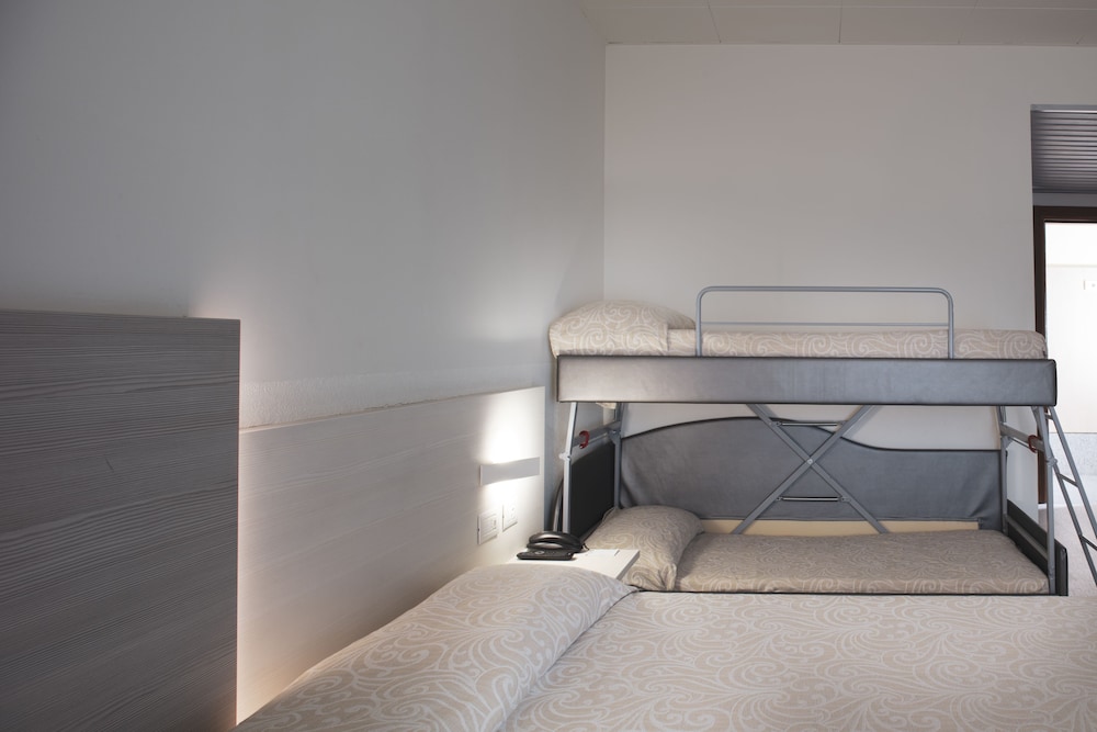 Family Quadruple Room - Photo 2